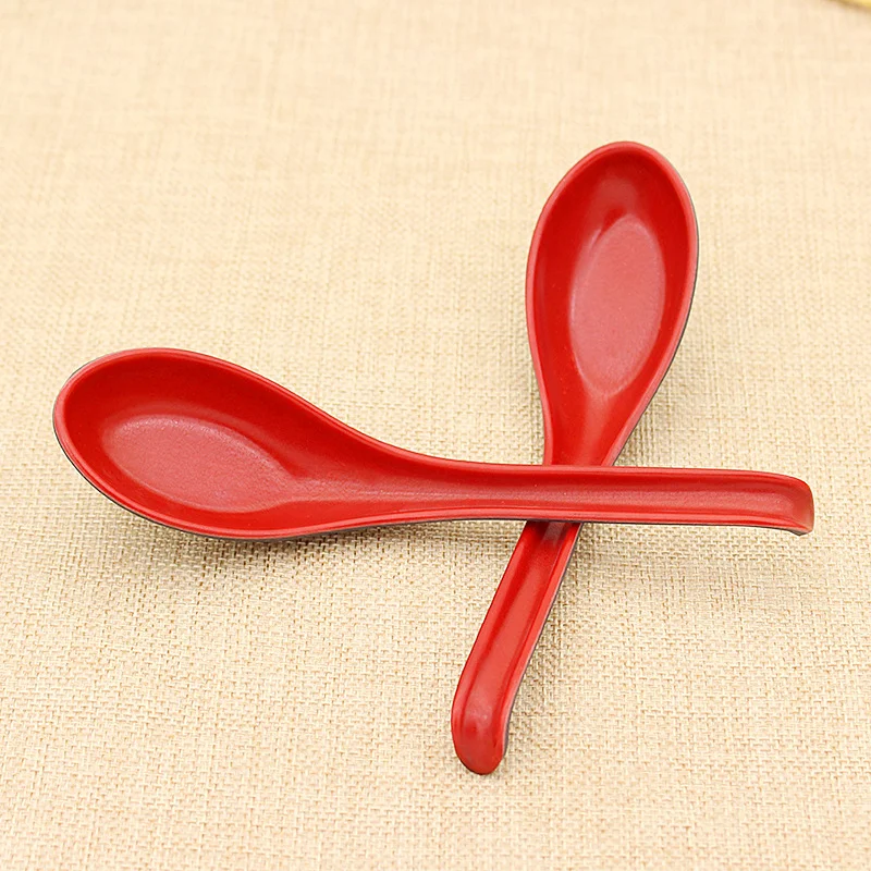Cuchara de sopa bicolor roja y negra de melamina, fácil de usar con gancho. Ideal para cocina y mesa. Disfruta de su diseño práctico.