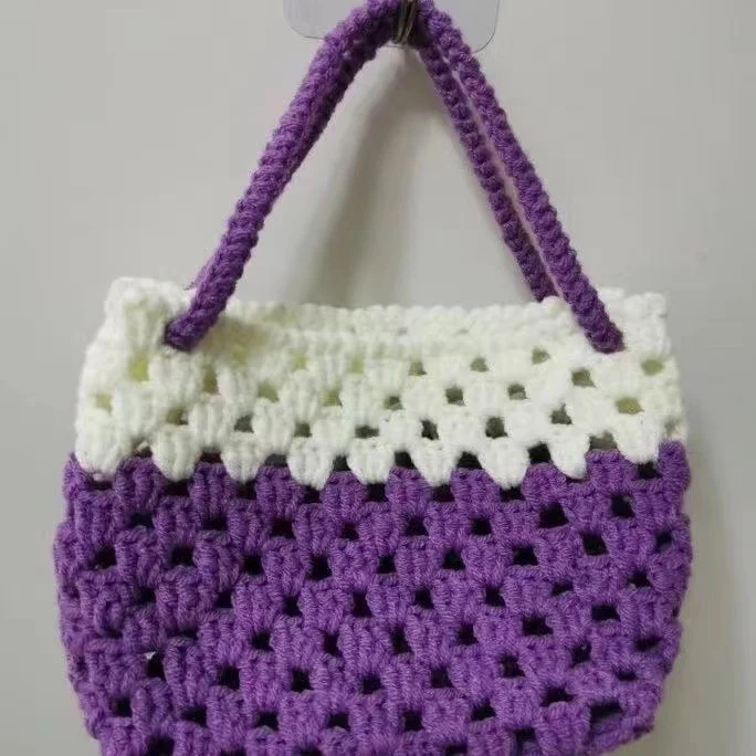 Bolsa de mão de lã com cores contrastantes de verão e design vazado, ideal para um visual fresco e elegante. Perfeita para o verão.