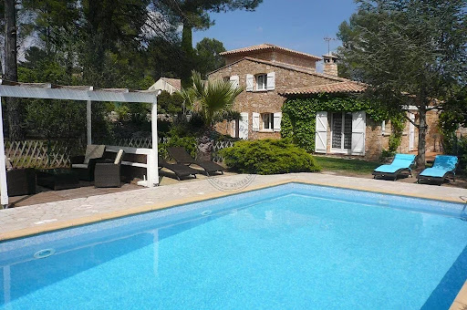 Propriété avec piscine 1