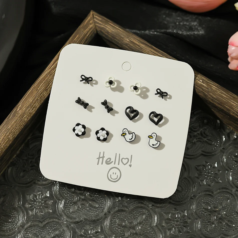Boucles d'oreilles clous simples, mignonnes et polyvalentes avec des motifs de dessins animés, idéales pour un look quotidien et stylé.