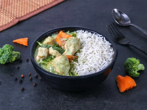 Chicken Green Thai Curry with Steam Rice Bowl