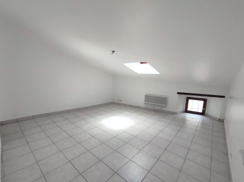 Location  appartement 3 pièces 57 m² à Viviers (07220), 570 €