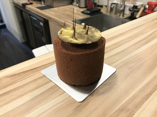 生乳捲真的好吃cream輕盈還有香草籽
蛋糕體夠濕潤讓人想一直吃下去
春煦和灰色也不錯但層次比較多
還是喜歡簡單點的