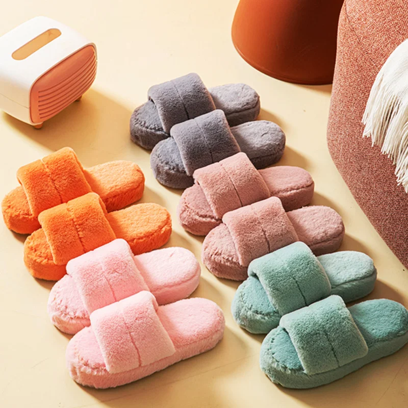 Luie indoor pluche slippers met platte bodem. Katoenen huisslippers voor ultiem comfort thuis. Perfect om te ontspannen.