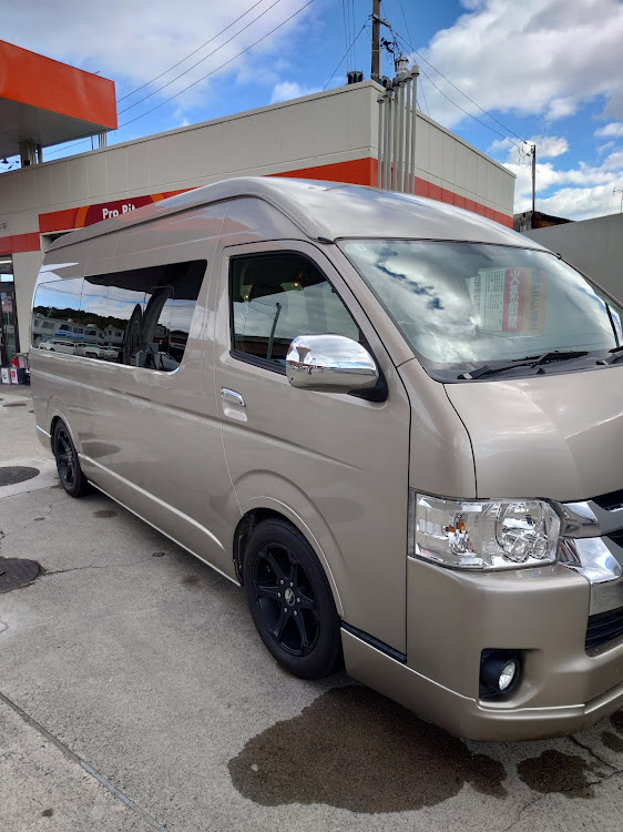 ハイエースワゴンの荷物も積めて人も乗れて最高・冬支度・車数台所有・遊び車・ハイエース好きな人と繋がりたいに関するカスタム事例の投稿画像1枚目