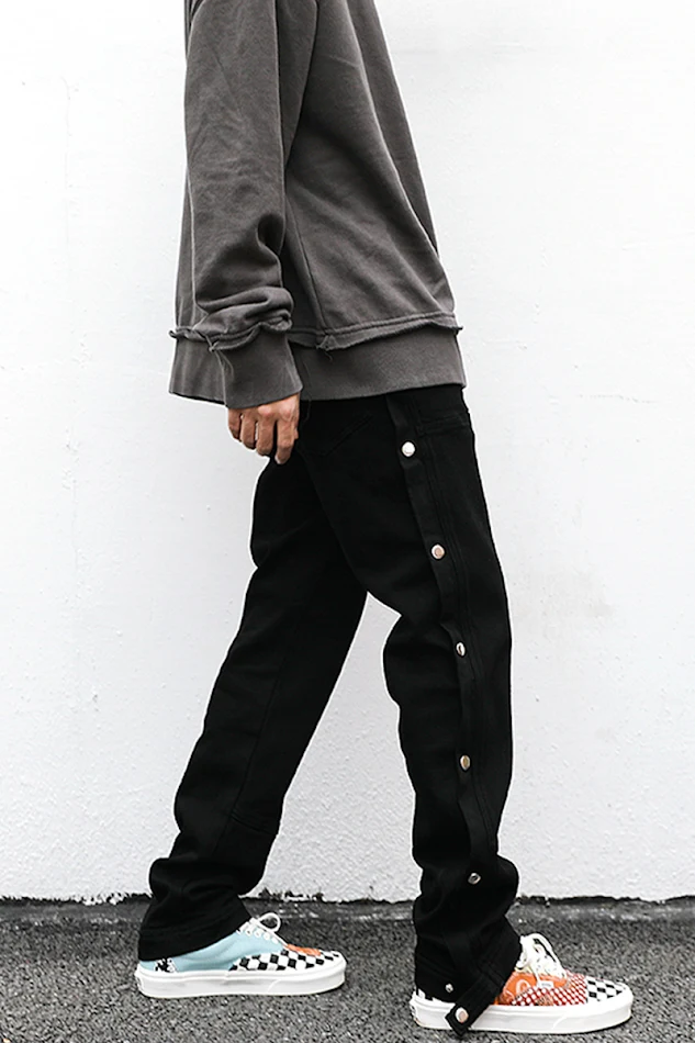 Jeans dritti con spacchetti laterali e bottoni, taglio streamer fit. Il perfetto connubio tra comfort ed eleganza per un look impeccabile.