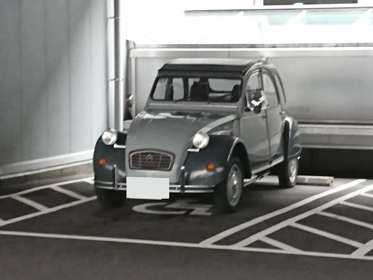 プリウスの立体駐車場・#旧車・シトロエン2CV・後期コラボ・勝手に撮影ごめんなさいに関するカスタム事例の投稿画像2枚目