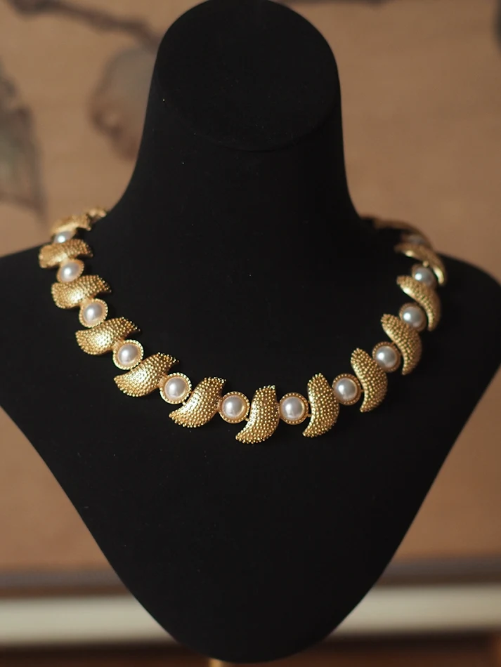 Collier vintage ancien européen et américain, un bijou intemporel. Élégance classique pour toutes occasions. Un accessoire parfait pour femme.