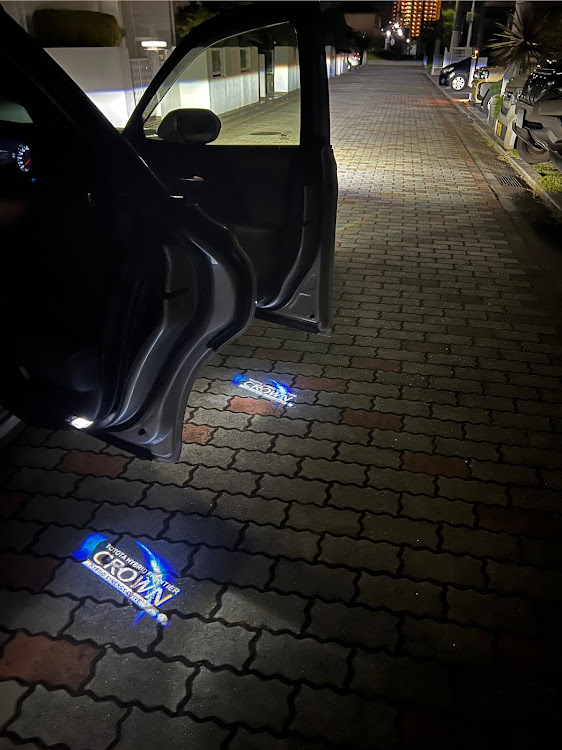 クラウンセダンのクラウンハイブリッドロゴ・カーテシランプ交換・純正品は高いに関するカスタム事例の投稿画像11枚目