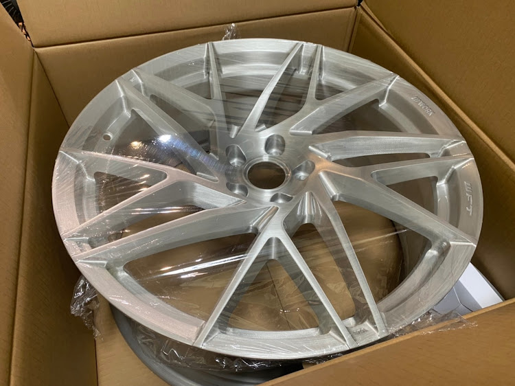 ハリアーのWORK・workwheels・GNOSIS・ブラッシュドに関するカスタム事例の投稿画像1枚目
