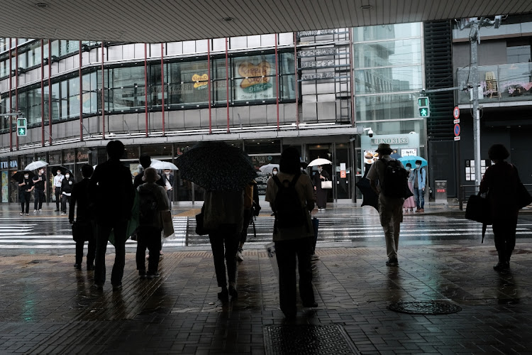 Pedestrians wait to cross a road in the Ueno district of Tokyo, Japan. File photo: BLOOMBERG/SOICHIRO KORIYAMA