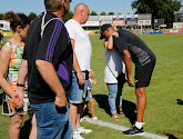 📷 Kompany laat zich direct van grootste kant zien en troost ouders overleden Anderlecht-fan