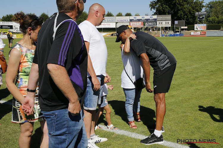 📷 Kompany laat zich direct van grootste kant zien en troost ouders overleden Anderlecht-fan