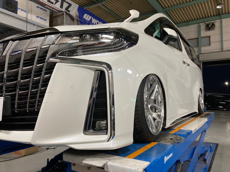アルファードの純ベタ・workwheels・エアフォースサスペンション・半顔ショットに関するカスタム事例の投稿画像2枚目