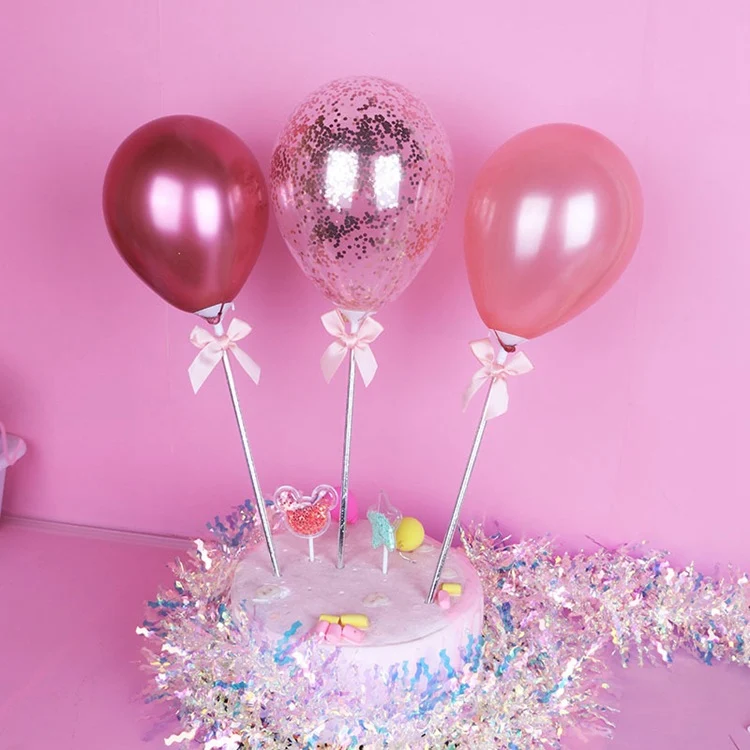 Decoração para bolo com três varetas de vermicelli vibrante e balões tricolores, ideal para bolos alegres e cheios de cor.