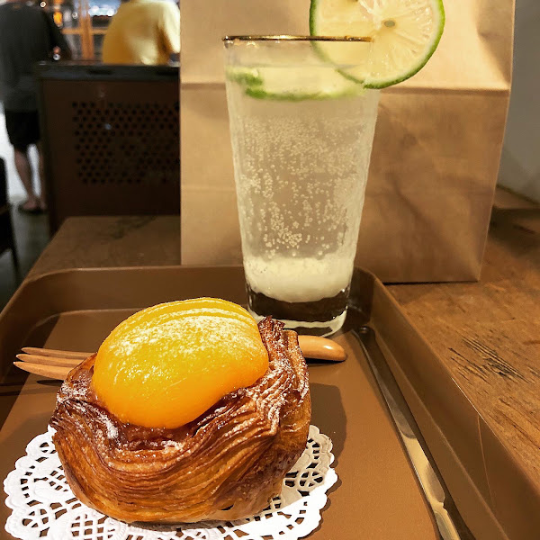 店內低消一杯飲品，限90分鐘。
飲品價位落在$80-100，跟食物相比起來，飲品會讓人覺得CP值稍低，但店內環境舒適，衛生紙都是柯克蘭的！還有提供杯水，我覺得還算不錯。
當天點了檸檬氣泡飲$100，覺