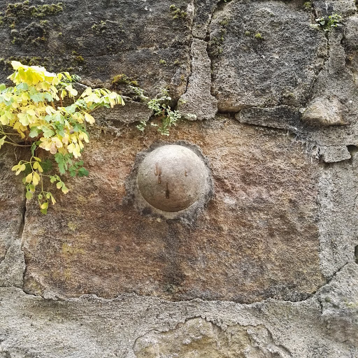 Kanonenkugel in Stadtmauer 