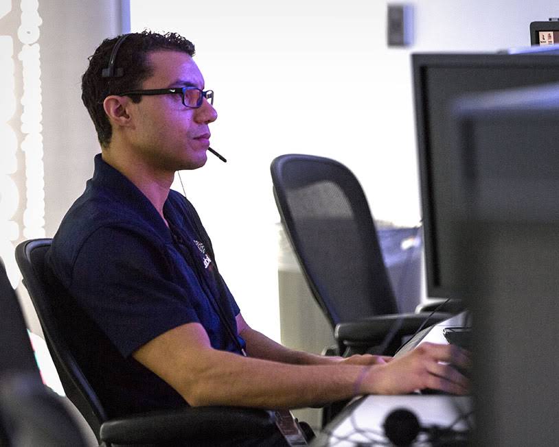 Un hombre con auriculares trabaja con un ordenador.