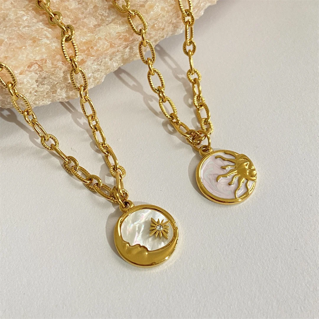 Title 3, Collier pendentif rond Soleil Lune en nacre, un...