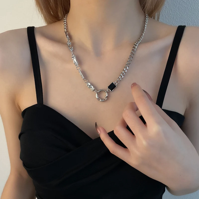Europese en Amerikaanse eenvoudige paarse diamant cirkel ketting. Een stijlvolle halsketting die perfect is om uw outfit te verfraaien.