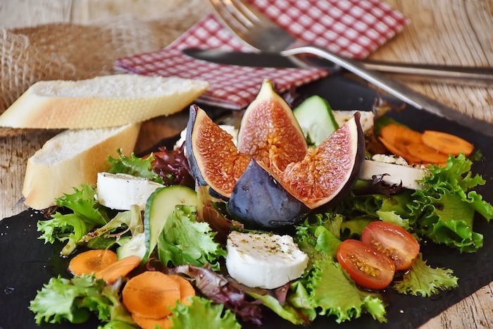 eine leckere speisedee, gesunder ernährungsplan mit feigen, käse und salat 