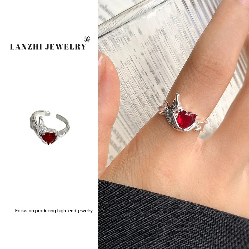 Bague en rubis haut de gamme en forme de cœur pour femme, accessoire de niche pour un tempérament féminin et un style unique.