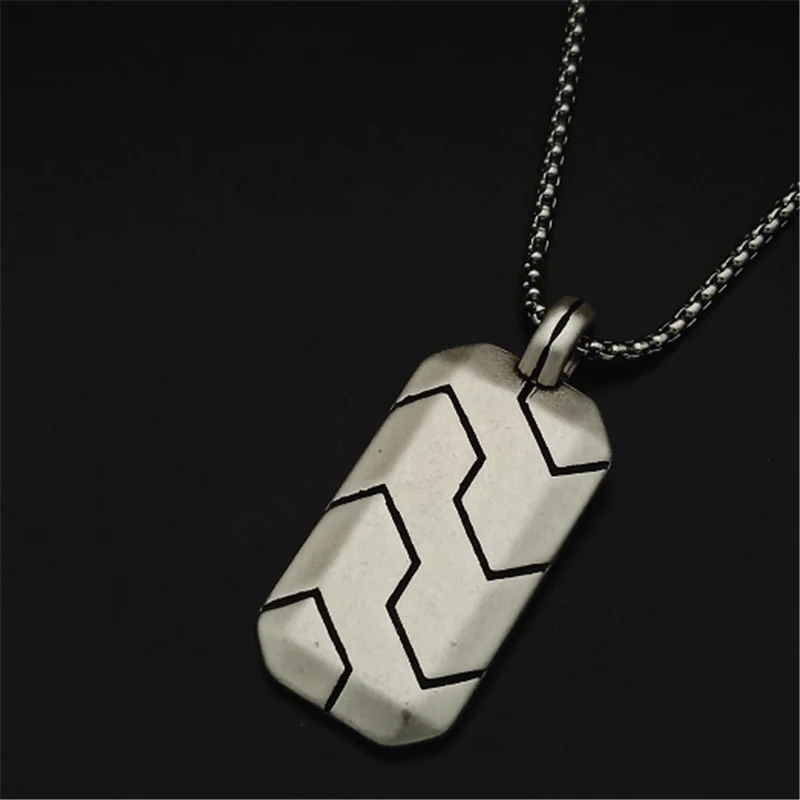 Collier rectangulaire en acier titane argent antique, style hip-hop polyvalent, parfait pour un look urbain et tendance, un accessoire indispensable.
