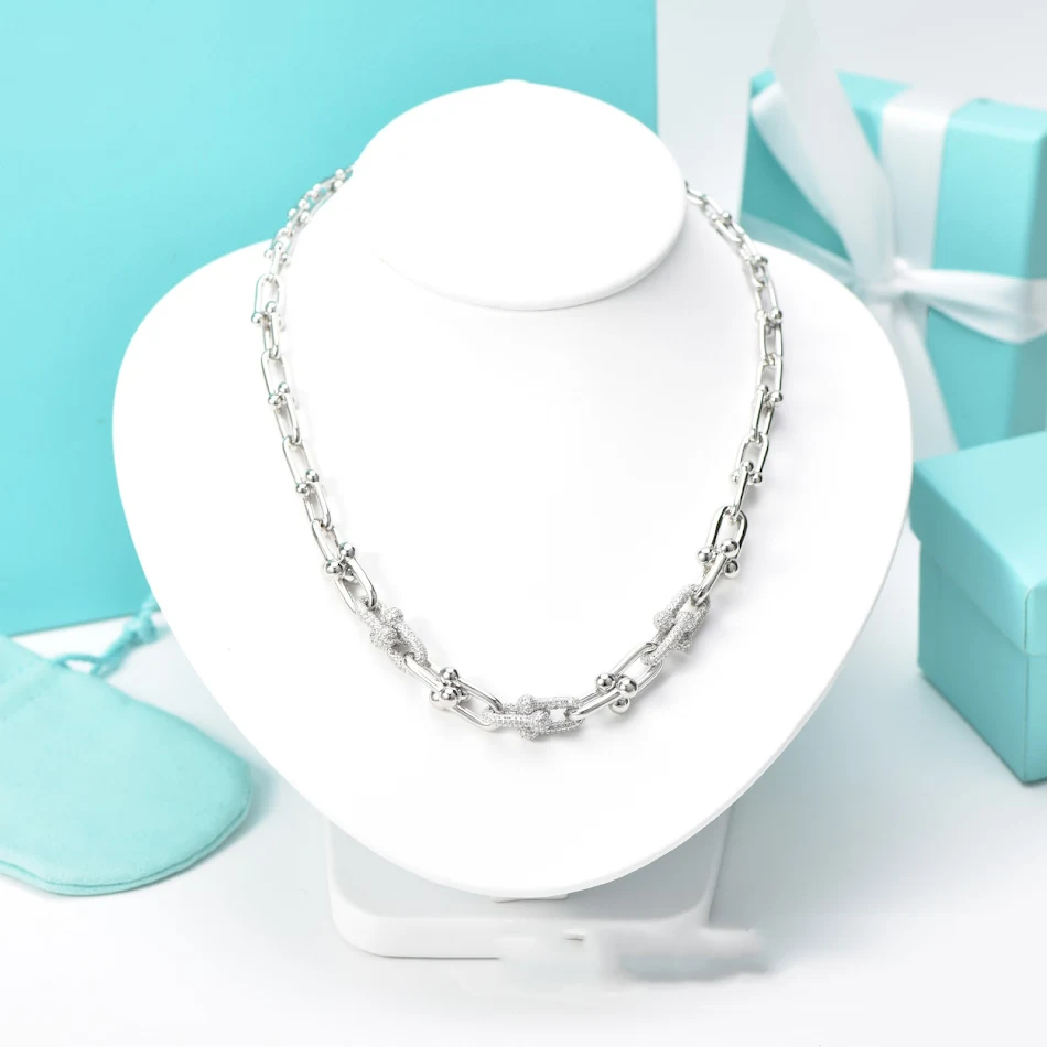 Vrouwen U-vormige Diamanten Ketting met Stalen Zegel en Micro-Strass Luxe Uitstraling