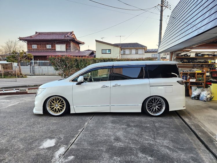 エルグランドのDIY・PE52・エルグランド・E52・車高調に関するカスタム事例の投稿画像2枚目
