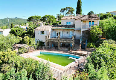 Villa avec piscine et terrasse 2