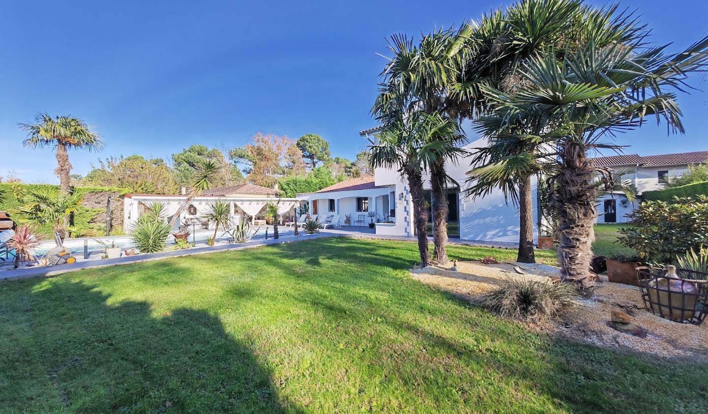 Villa avec piscine et terrasse Pessac