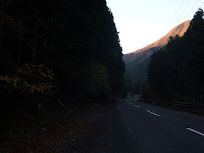 右の御座峰に朝日