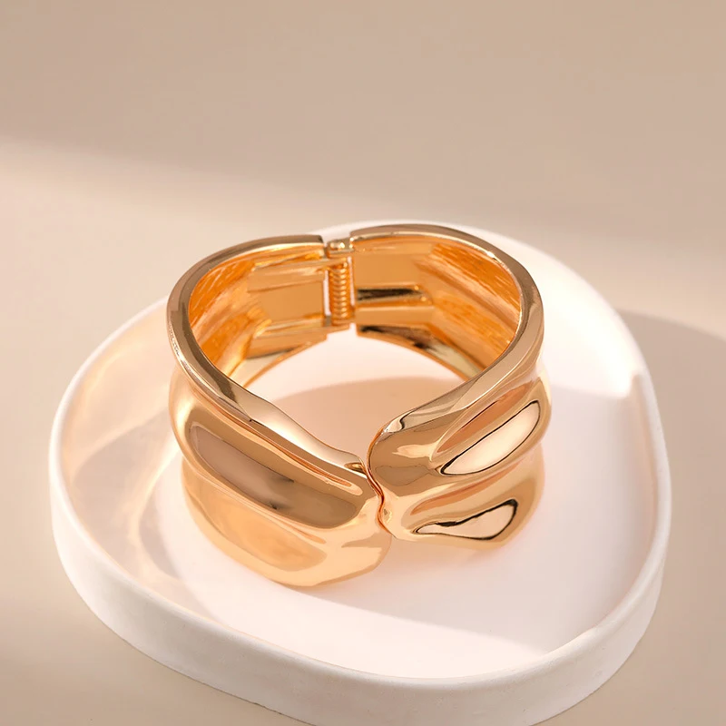 Bracelet plissé large concave-convexe irrégulier pour femme, un accessoire élégant et moderne pour sublimer votre style quotidien avec confort et raffinement.
