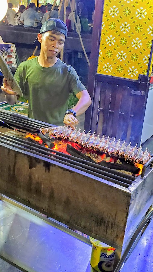 Guide to visiting hawker centers in Singapore- a look at Lau Pa Sat for Satay Street in the evening