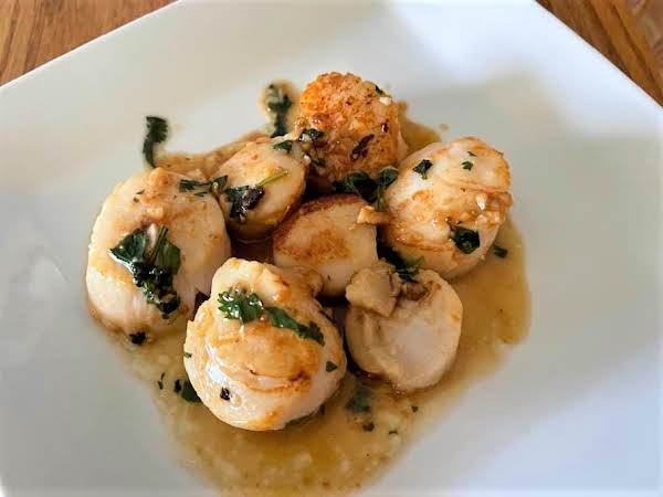 Seared Scallops with Garlic Butter_image