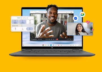 Un hombre sonríe durante una llamada de Google Meet, que se muestra en la pantalla de un Chromebook.