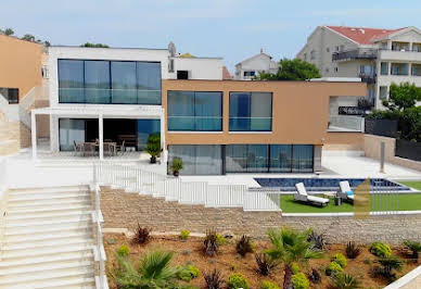 House with pool and terrace 5