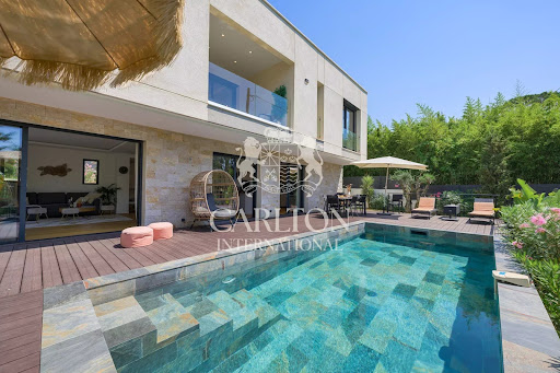 Villa with pool 2