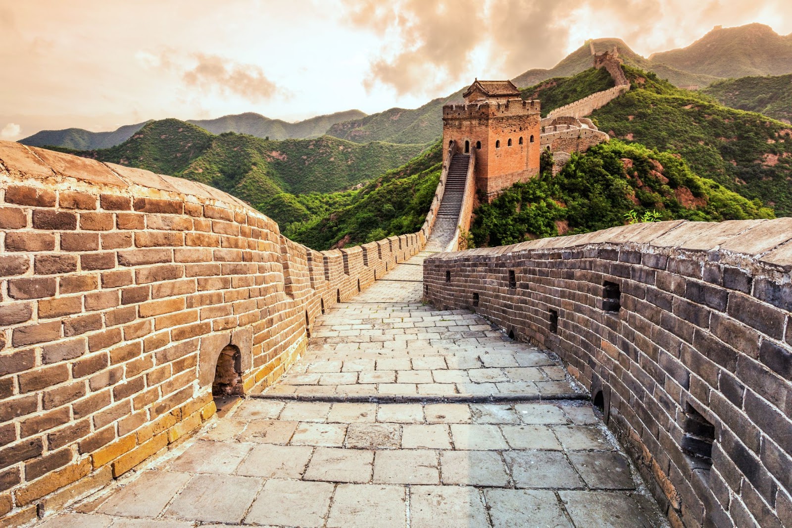 The great wall of China with an amazing mountain view.