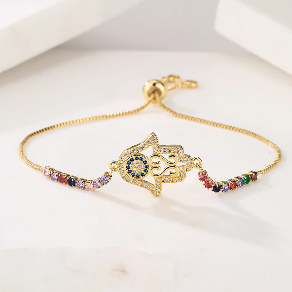 Altın Zirkon Fatima Eli Geometrik Charm Bileklik, stil ve koruma sunan, günlük kullanım için mükemmel bir takı parçası.