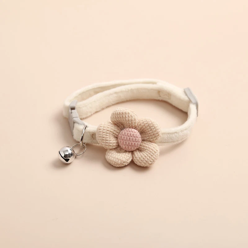 Collier pour animaux de compagnie avec cloche fleur de dessin animé, mignon et sûr. Gardez votre ami à fourrure visible et stylé, facile à utiliser et confortable.