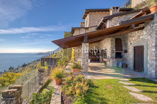 Villa with pool and terrace 4