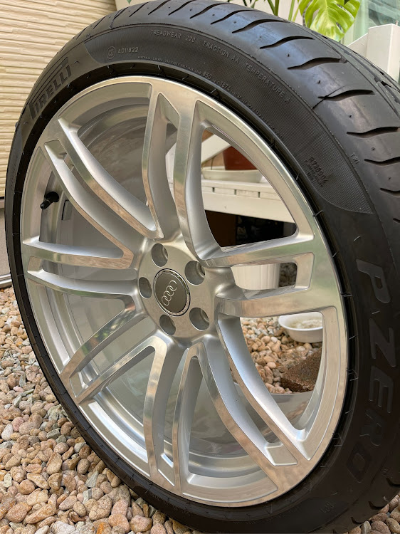 RS6 アバントの車中泊仕様・ねこ・#スノーボード・RS6 Avantに関するカスタム事例の投稿画像3枚目