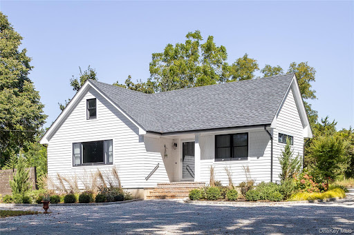 Prestige house for sale in Jamesport (United States) - Modern white house with green garden