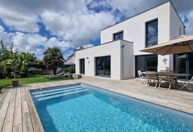 Maison contemporaine avec piscine et jardin 1