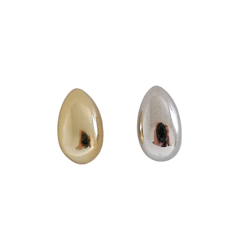 Boucles d'oreilles clous ovales géométriques pour femmes. Accessoire élégant et intemporel, idéal pour sublimer votre look au quotidien avec une touche de sophistication.