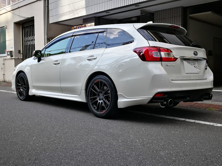 レヴォーグのホイール交換・車高調整・マフラー交換に関するカスタム事例の投稿画像1枚目