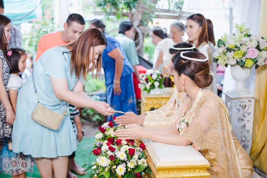 Fotógrafo de casamento Prapol Konjen (tumsuphanphoto). Foto de 8 de setembro 2020