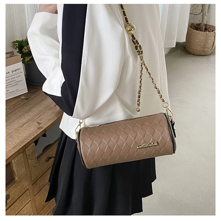 Sac à bandoulière pour femme, simple et tendance, chaîne élégante. Le compagnon idéal pour toutes vos tenues, pratique et chic au quotidien.