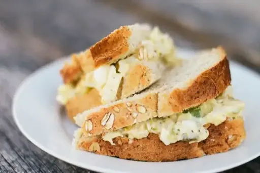 Creamy And Cheesy Eggs Sandwich